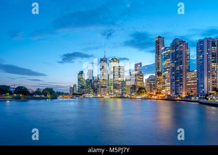 Notte di Brisbane, Queensland, Australia. Il Distretto Centrale degli Affari sulle rive del Fiume Brisbane visto di notte Foto Stock