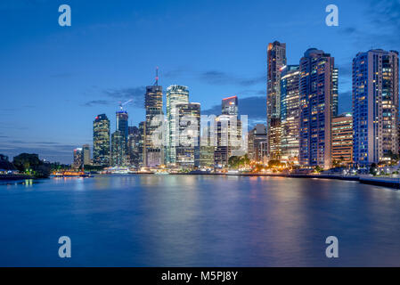 Notte di Brisbane, Queensland, Australia. Il Distretto Centrale degli Affari sulle rive del Fiume Brisbane visto di notte Foto Stock