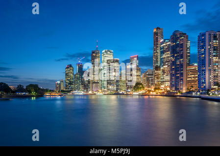 Notte di Brisbane, Queensland, Australia. Il Distretto Centrale degli Affari sulle rive del Fiume Brisbane visto di notte Foto Stock