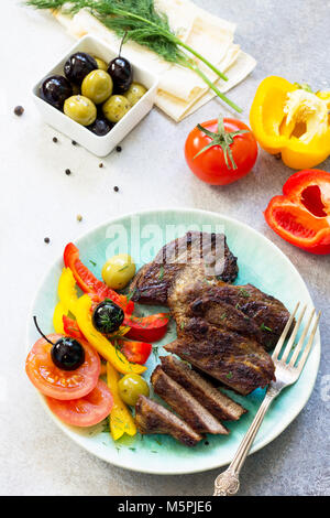 Stuzzicanti barbecue da bistecca di controfiletto di manzo arrosto completa servita con verdura fresca insalata. Foto Stock