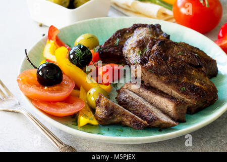 Stuzzicanti barbecue da bistecca di controfiletto di manzo arrosto completa servita con verdura fresca insalata. Foto Stock