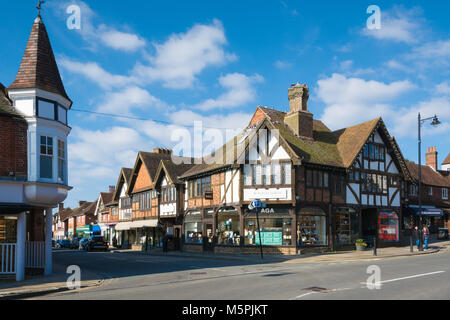 Angolo di High Street e West Street a Haslemere Town Center, Surrey, Regno Unito Foto Stock