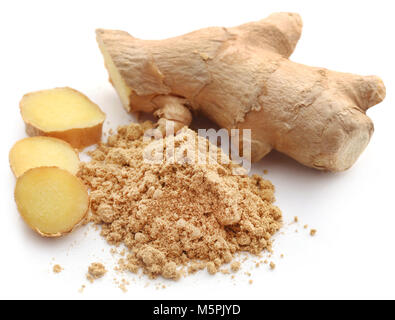 Lo zenzero con polvere essiccata su sfondo bianco Foto Stock