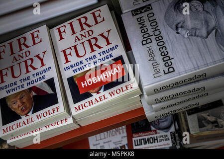 Michael Wolff il libro, il fuoco e la Furia: all'interno del Trump White House' in un russo bookstore sulla Tverskaya Street nel centro di Mosca, Russia Foto Stock