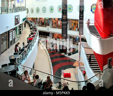 Una vista di persone aventi il caffè e lo shopping nel centro di Dizengoff Mall a Tel Aviv, Israele. Foto Stock