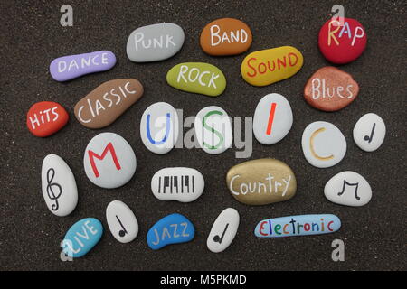 Musica cloud con pietre multicolore su sabbia nera vulcanica Foto Stock