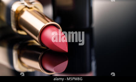 Moda Rossetti colorati su sfondo nero con spazio per il testo. Tinte di rossetto tavolozza, Professional trucco e bellezza. Lucidalabbra closeup Foto Stock