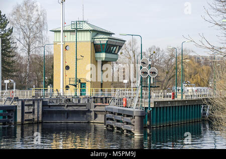 Spandau si blocca sul fiume Havel vicino alla città vecchia di Spandau con il suo gate e la costruzione, collegando la parte superiore Havel per via navigabile e abbassare Havel per via navigabile Foto Stock