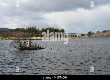 Wee casa o casa Broons sulla piccola isola in Loch Shin Lairg Scozia Marzo 2012 Foto Stock