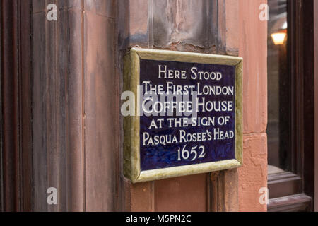 Una lapide commemorativa segna la posizione di Londra il primo coffee house, aperto da Pasqua Rosee nel 1652. St Michaels vicolo vicino Cornhill, Londra. Foto Stock