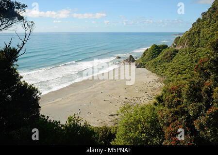 Una vista dalla strada costiera su Nuova Zelanda West Coast a nord di Greymouth, classificato come uno dei top ten percorsi panoramici nel mondo. Foto Stock