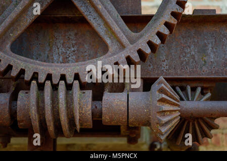 Macro closeup di weathered e rusty industriali ingranaggi in acciaio Foto Stock