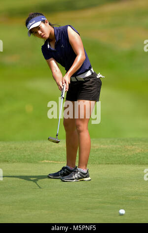 Danau, UKM Bangi - 11 febbraio: Audrey Tan WeiYen putts al primo verde durante il round finale del Danau junior campionato a Danau Golf Club a feb. Foto Stock