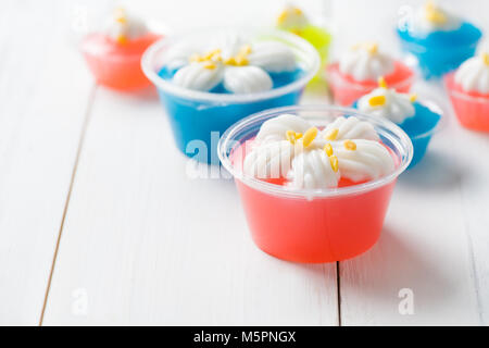 Thai dessert, fanno da Mung Bean farina e latte di cocco e fagioli di soia sulla parte superiore e legno bianco bcakground Foto Stock