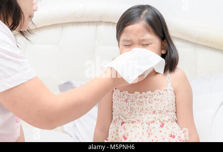 Madre di insegnare che soffia il naso dal tessuto, health care concept Foto Stock