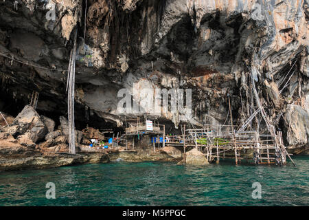 Grotta del Vichingo su Leh Phi-Phi isola vicino a maggio una spiaggia, Thailandia Foto Stock