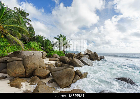 Bella wild tropical beach anse Marie-louise con rocce granitiche e palme nella sabbia delle Seychelles Foto Stock