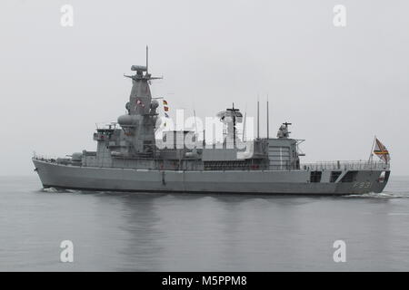 BNS Louise-Marie (F931), un Karel portiere-class frigate azionato dalla Marina Militare Belga, giù la testa del Clyde all'inizio dell'esercizio comune della Warrior 17-2. Foto Stock