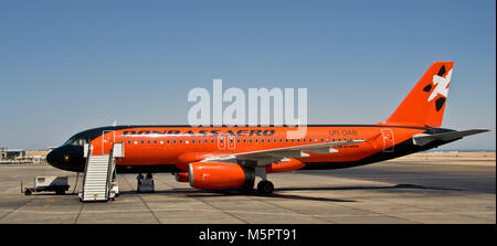 SHARM EL-Sheikh, Egitto - 3 Settembre 2012: Donbass Aero Airbus 320 presso lo Shar-el-Sheikh aeroporto Su settembre 3, 2012 a Sharm el-Sheikh, Egitto. Foto Stock