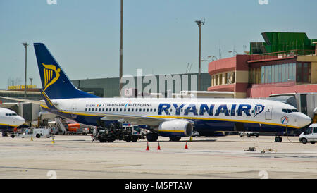 MADRID, Spagna - 9 Maggio 2012: un aereo Ryanair presso l'aeroporto di Barajas il 9 maggio 2012 a Madrid, Spagna. Foto Stock