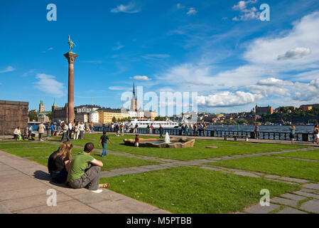 Persone relax al City Hall Park (Stadshusparken) vicino a un pilastro con la statua in bronzo di Engelbrekt Engelbrektsson, Stoccolma, Svezia Foto Stock