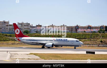 OPORTO, Portogallo - luglio 1, 2012: Turkish Airlines aerei di atterraggio a Francisco Sa Carneiro Airport su 1 Luglio, 2012 a Oporto, Portogallo. Foto Stock