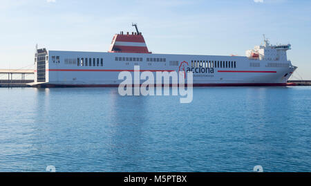 ALICANTE, Spagna - 20 Marzo 2013: Acciona Cruise nave da trasporto andare in Algeria al Porto di Alicante il 20 marzo, 2013 in Alicante, Spagna. Foto Stock