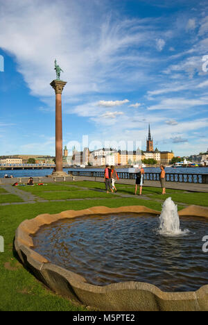 City Hall Park (Stadshusparken), persone rilassante e pilastro con la statua in bronzo di Engelbrekt Engelbrektsson, Stoccolma, Svezia Foto Stock