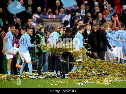Manchester City di Danilo (sinistra), Gabriel Gesù (seconda a sinistra), Fernandinho (25) e di Bernardo Silva (destra) celebrare dopo il Carabao Cup finale allo stadio di Wembley, Londra. Foto Stock