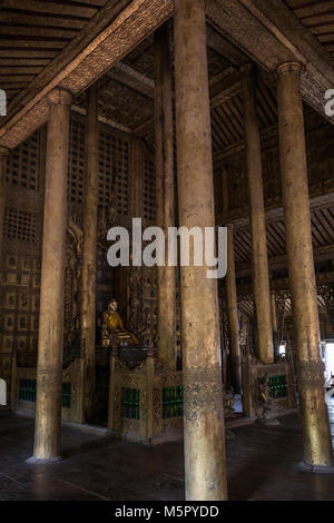 All'interno del legno monastero Shwenandaw (noto anche come Golden Palace monastero) a Mandalay, Myanmar (Birmania). Foto Stock