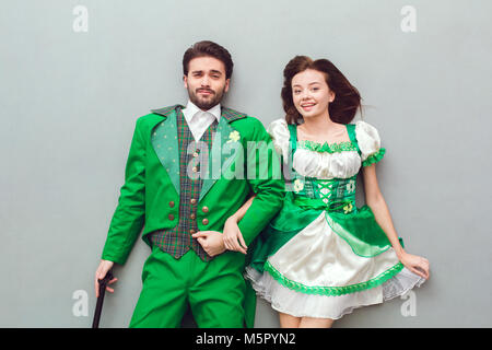 Coppia giovane in costumi di festa san patrizio vista superiore tenendo le mani Foto Stock