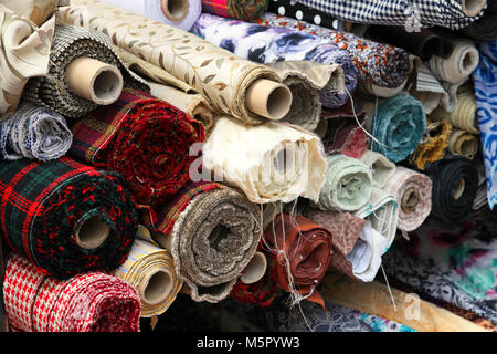 Gran mucchio di coloratissimi modelli moda rotoli tessili Foto Stock