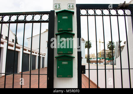 Caselle di posta. Il verde di caselle postali. Estepona, Malaga, Spagna. La foto è stata scattata - 24 febbraio 2018. Foto Stock