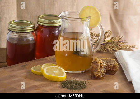 Rimedio naturale per una salute ottimale - miele, tè e limone calmare la gola e la facilità di tosse - plus è dolce e deliziosa per le attività quotidiane di uno stile di vita sano Foto Stock