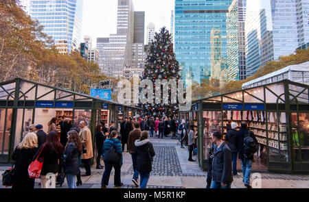 New York Public Library e anello di ghiaccio a Bryan Park, New York City Foto Stock