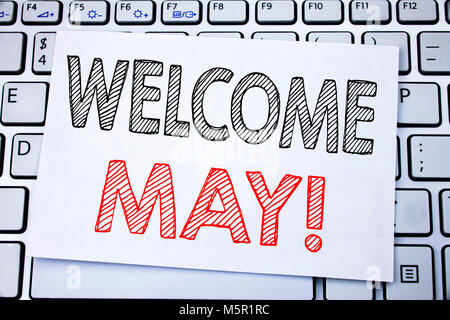 Il testo scritto a mano caption mostra Benvenuti maggio. Il concetto di Business la scrittura per Ciao mese saluto scritto su una nota adesiva carta su bianco backgro tastiera Foto Stock