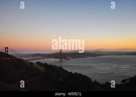 Una splendida Bay Area tramonto mette in evidenza la bellezza del Golden Gate e il San Francisco cityscape. Foto Stock