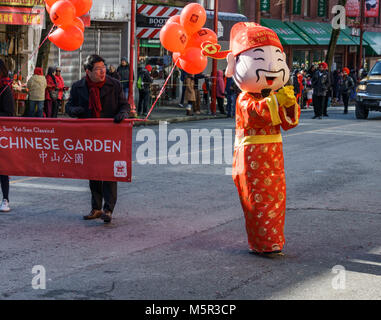 VANCOUVER, Canada - 18 Febbraio 2018: persone non identificate vestire come il dio della ricchezza nella Chinatown di Vancouver durante la celebrazione del Capodanno cinese Foto Stock