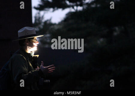 IMG . Ranger Kim Swift racconta storie spooky durante una escursione notturna a Indiana Dunes NL. Foto Stock