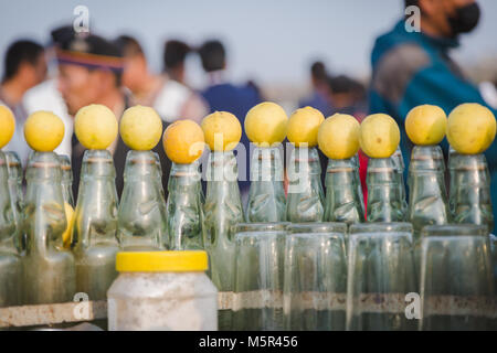 Lime fresco,soda limonata su detenuti per la vendita in strada di Kathmandu in Nepal. Foto Stock