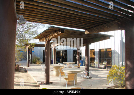 Joshua Tree Visitor Center; Joshua Tree Village, CA . Situato a Joshua Tree Village, Joshua Tree Visitor Center è la più grande e la più trafficata stazione di ranger. Questo è considerato l'ingresso ovest. Foto Stock