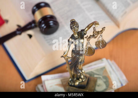 Statua di Themis su una pila di banconote. Primo piano Foto Stock