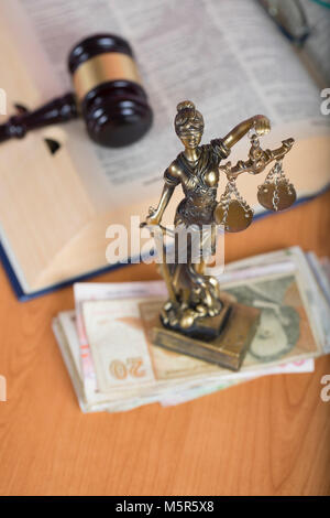 Statua di Themis su una pila di banconote. Primo piano Foto Stock