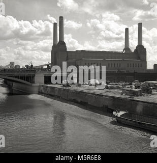 1956, vista storica della mitica quattro camino edificio, Battersea Power Station a Nine Elms, Battersea, Wandsworth sulla riva sud del Tamigi, Londra, Inghilterra, Regno Unito. Uno del mondo più grandi edifici in mattoni, è stato un lavoro di centrali elettriche a carbone che generano elettricità fino al 1983. Foto Stock