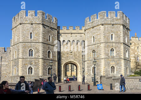 Una vista del Castello di Windsor su w giornata invernale e con un cielo blu chiaro. Foto Stock