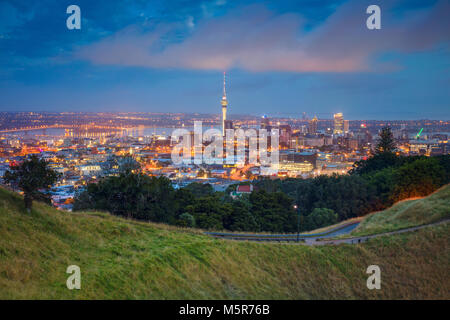 Auckland. Cityscape immagine della skyline di Auckland, Nuova Zelanda presi da Mt. Eden all'alba. Foto Stock