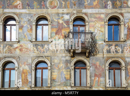 Affreschi sulle case Cazuffi-Rella in piazza del Duomo. Trento è la bellissima città in Trentino Alto Adige, Italia settentrionale. Foto Stock