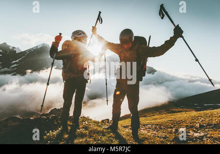 Buon viaggio giovane uomo e donna sul vertice di montagna di amore e di Avventura Trekking Lifestyle wanderlust concetto la luce del tramonto Foto Stock