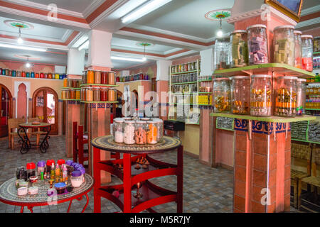 All'interno di teh shop. Display a colori di prodotti da fiori e piante, Marrakech, Marocco. Foto Stock