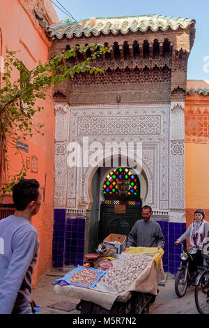 La moschea di al di fuori di ingresso di una strada stretta a Marrakech, Marocco. Foto Stock
